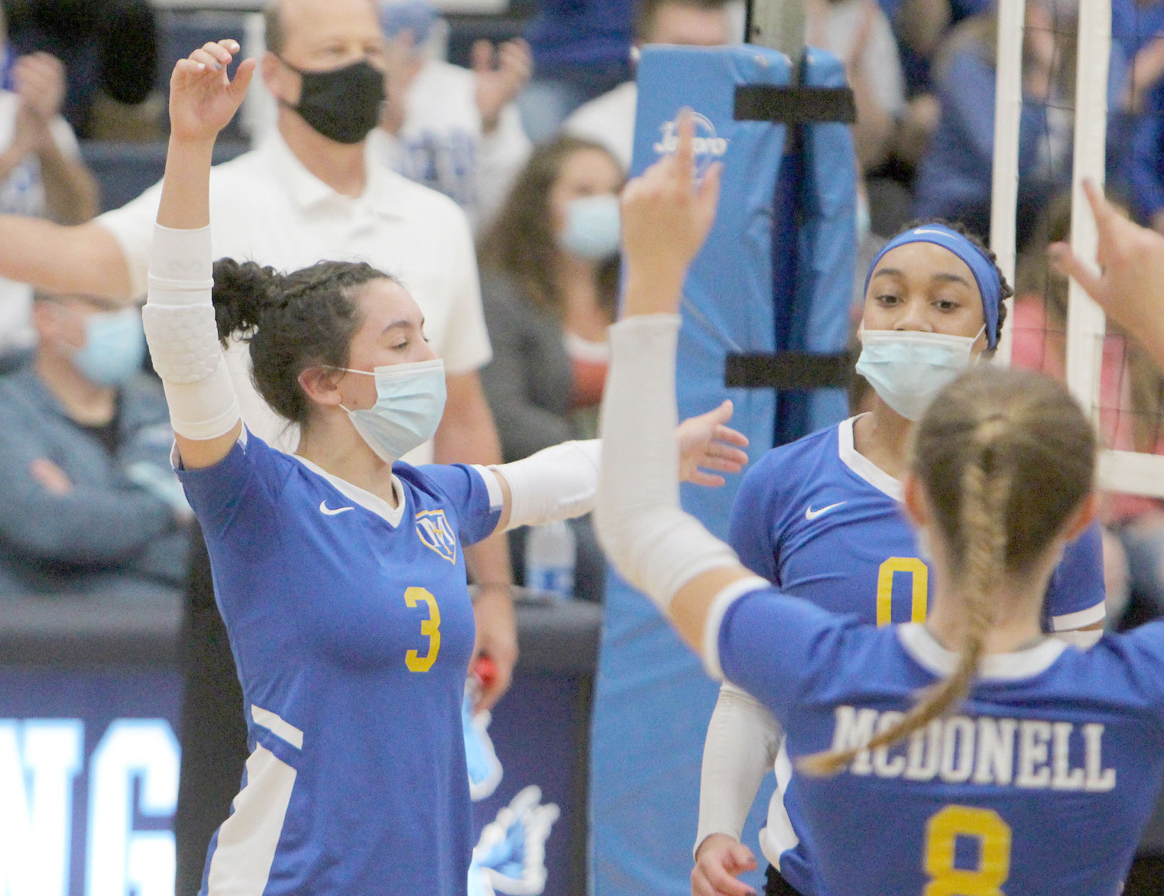 McDonell volleyball vs Prentice at Division 4 state semifinals 11-7-20